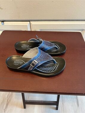 Aerosoft Comfort Sandals Blue
Crocodile Buckle Thong Women's Size 6